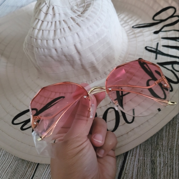 ✨️Pink Gradient Oversized Sunglasses ✨️ - Picture 3 of 3